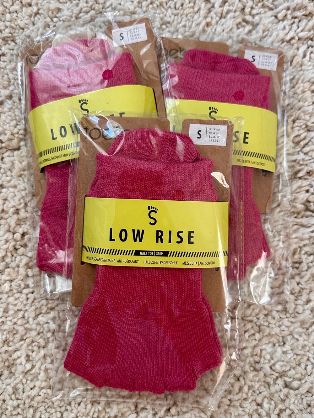 TOESOX (3 pairs) Low Rise No-Show Pilates Socks in Raspberry - S